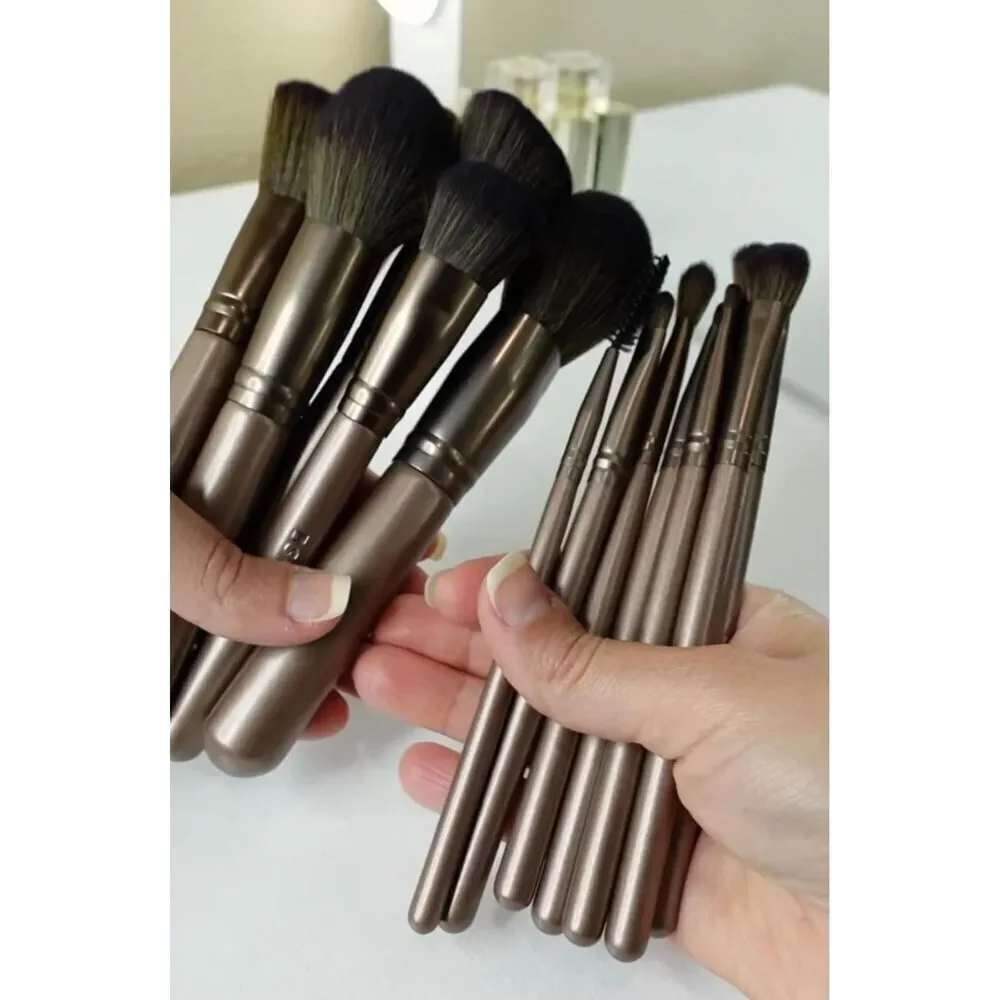 14 Pcs Makeup Brush Set With 1 Pcs Makeup Sponge With Travel Makeup Case